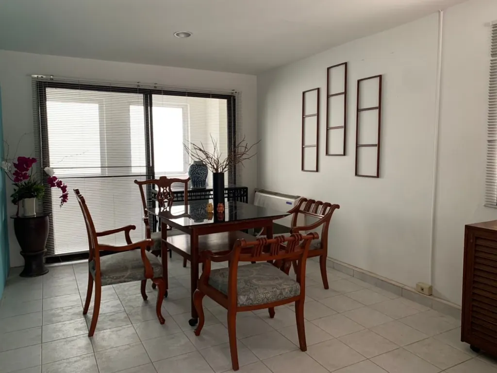 Living room (view 3) of the 3-bedroom condo (195 sq.m.) at Kiarti Thanee City Mansion Condominium