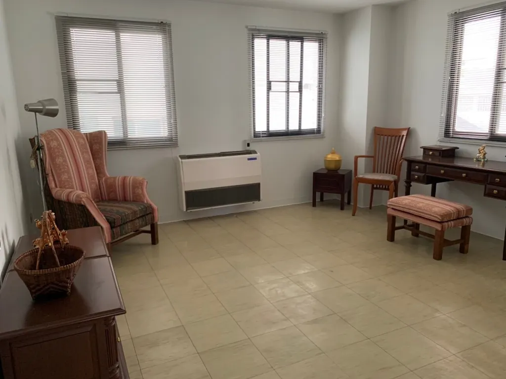 Living room (view 4) of the 3-bedroom condo (195 sq.m.) at Kiarti Thanee City Mansion Condominium