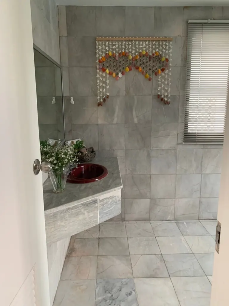Bathroom of the 3-bedroom condo (195 sq.m.) at Kiarti Thanee City Mansion Condominium