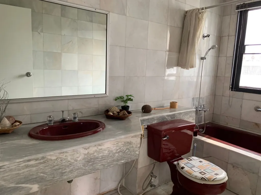Bathroom (view 2) of the 3-bedroom condo (195 sq.m.) at Kiarti Thanee City Mansion Condominium