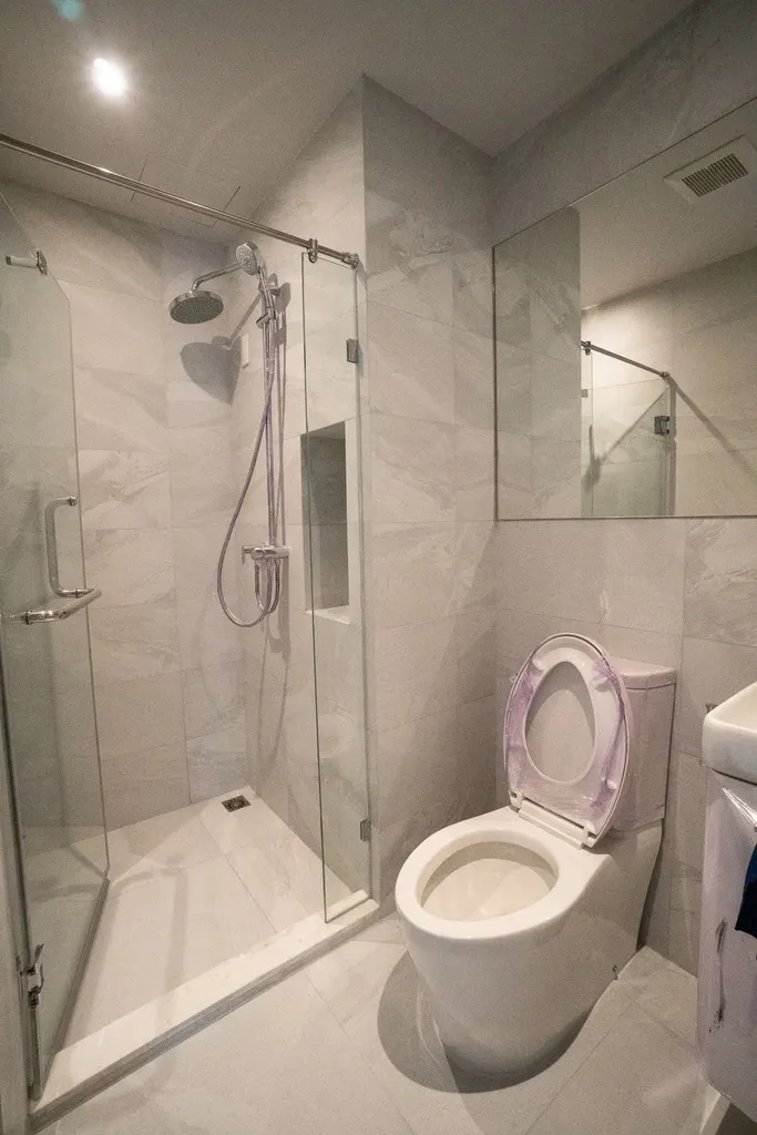 Bathroom of the 1-bedroom condo (30 sq.m.) at Rhythm Ekkamai