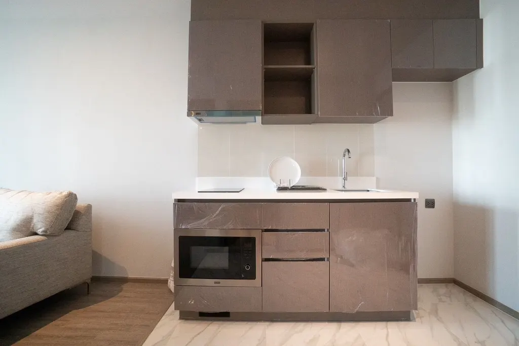 Kitchen of the 1-bedroom condo (30 sq.m.) at Rhythm Ekkamai