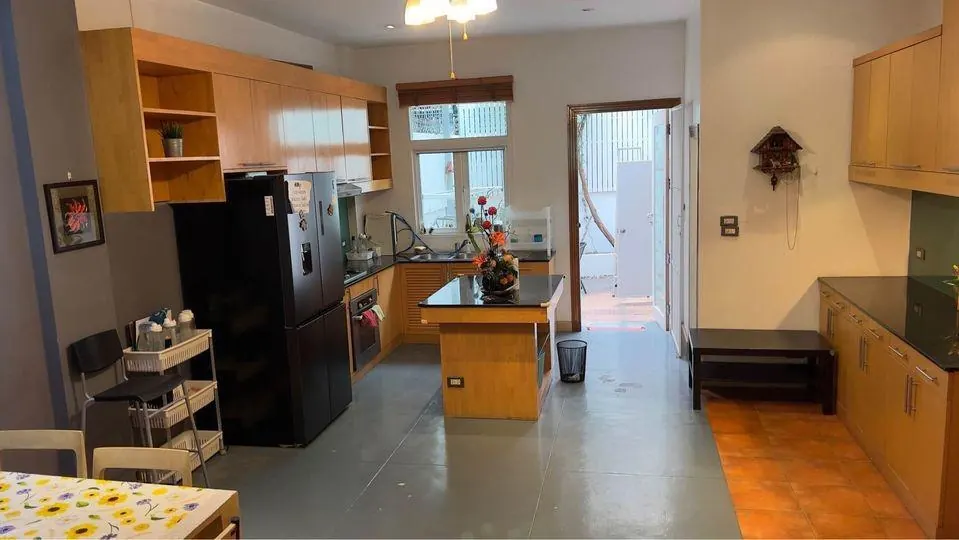 Photo 8 of listing DA-992847: 4-bedroom townhouse (300 sq.m.) in Ekkamai