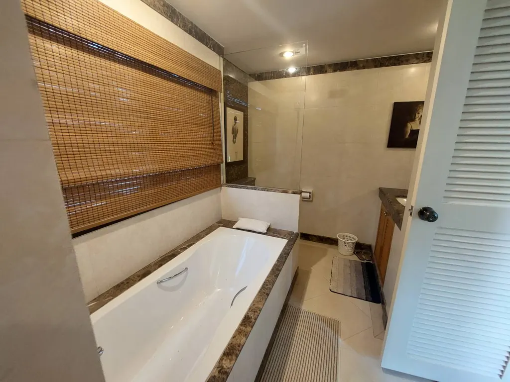 Photo 5 of listing DA-997335: 2-bedroom condo (150 sq.m.) at Baan Ananda Condo Sukhumvit 61