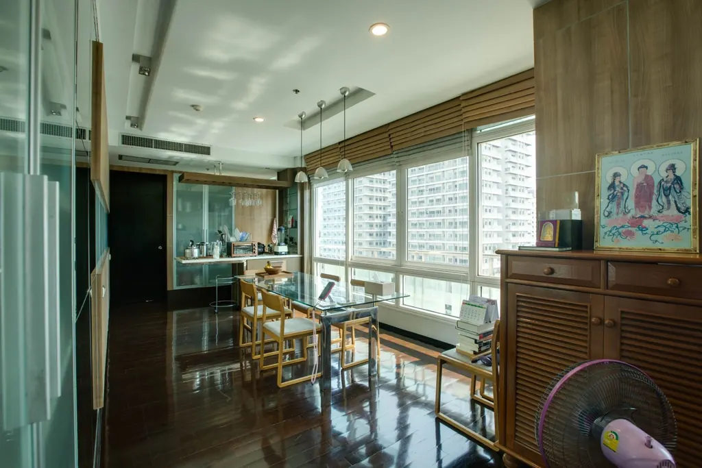 Photo from a real listing at The Height Condominium in Thonglor