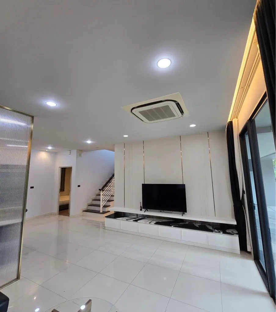 Photo from a listing at Setthasiri-Krungthep Kreetha 2