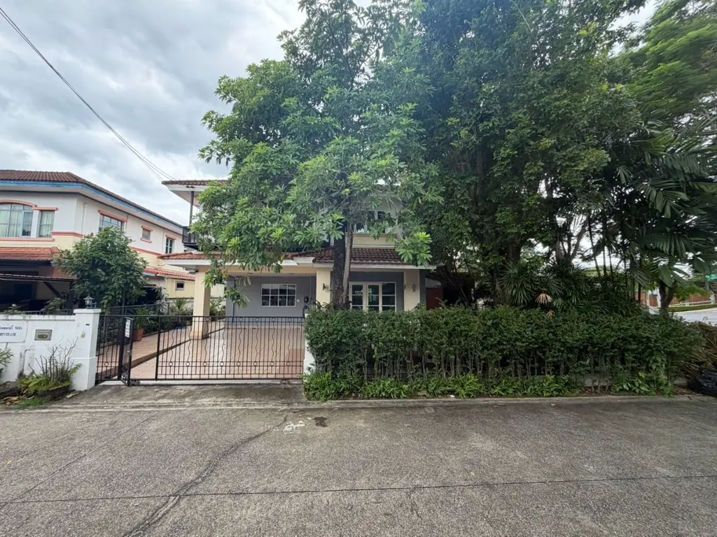 A two-storey detached house with its own fenced plot in a Bangkok housing estate (article illustration)