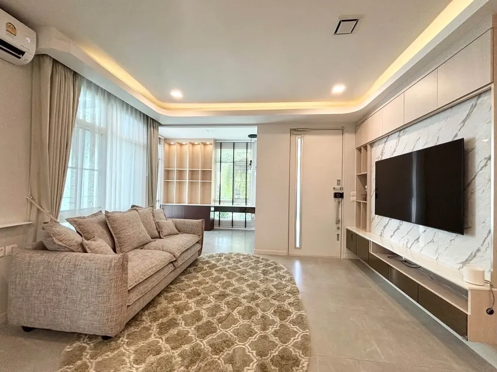 Photo from a listing at Mantana Bangna-Wongwaen