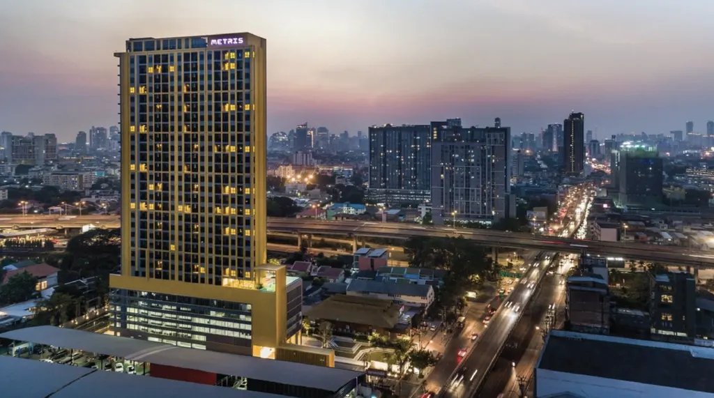 Photo from a listing at Metris Phatthanakan-Ekkamai