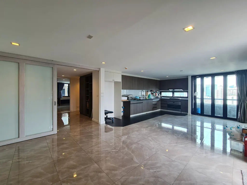 Photo from a listing at Asoke Tower